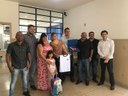 Vereadores participam da entrega de kits de materiais escolares e uniformes.