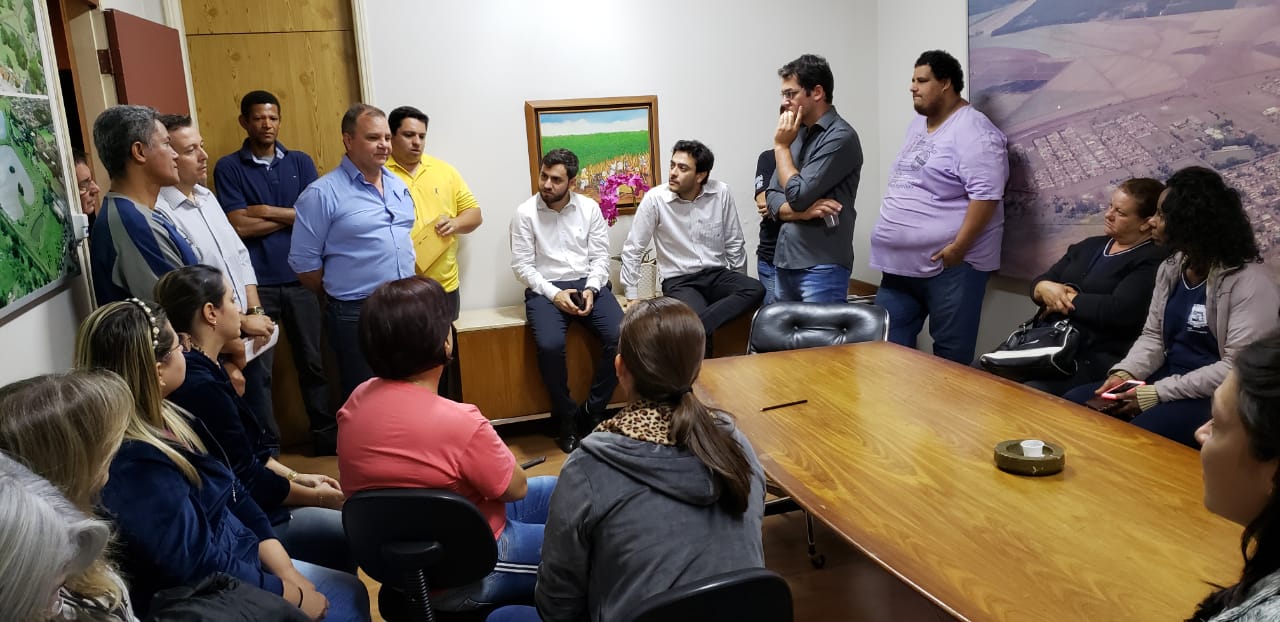 Vereadores se reúnem com servidores públicos e Prefeito para discutir Plano de Carreira.